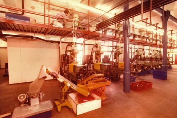igus'un enjeksiyon kalıbı makinesinin bulunduğu Lochermuehle'deki fabrikası