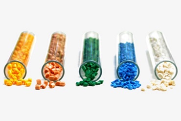 Farklı plastik granüller içeren test tüpleri