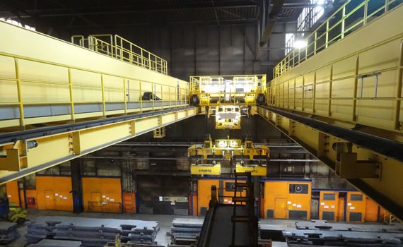 Thyssen Krupp'un sıcak haddeleme fabrikasındaki slab taşıma vincinde enerji beslemesi