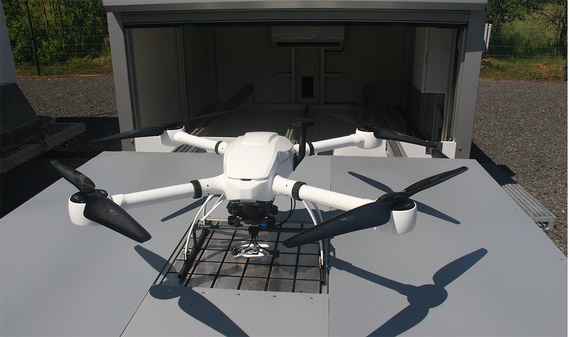 Platformlu drone hangarı