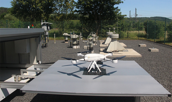 Uzayan bir platformda drone
