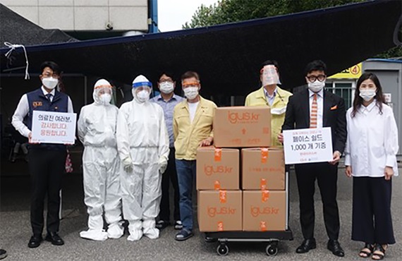 Güney Kore'deki sağlık merkezine yüz kalkanı bağışı