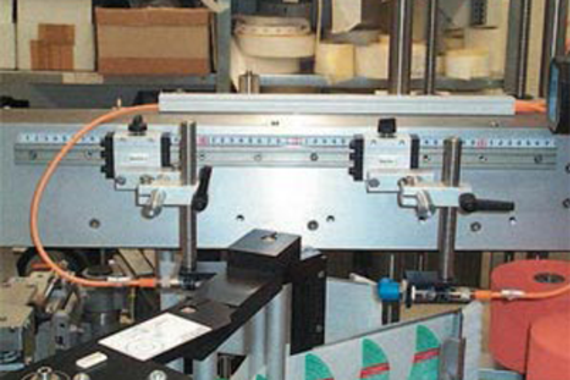 paketleme makinesi için etiket besleme sisteminde drylin® T ray kılavuzu