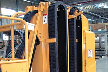 Son derece küçük bir alanda Hareketli Kablo Kanalına sahip Grove Manlift